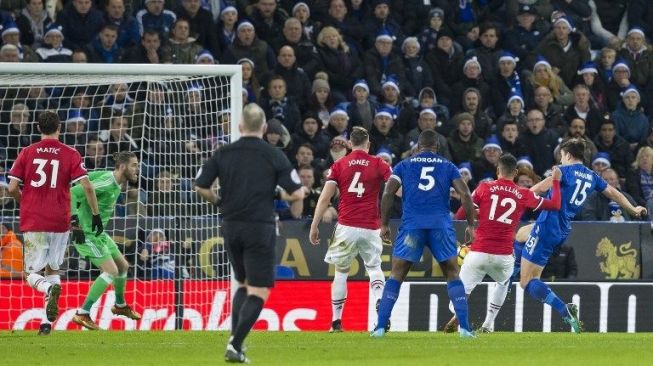 Pemain Leicester City Harry Maguire menjebol gawang MU [AFP]