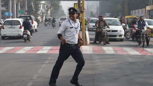 Viral! Polisi India Atur Lalu Lintas Sambil Joget "Moonwalk"