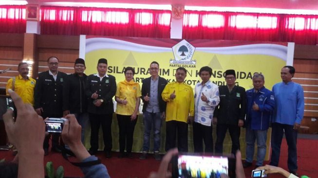 Calon Walikota Bandung Nurul Arifin dan calon wakil Walikota Bandung Chairul Yaqin Hidayat menghadiri acara Konsolidasi Dan Silaturahmi Partai Golkar Bandung di Hotel Asrilia, Bandung, Jawa Barat, Sabtu (30/12). 