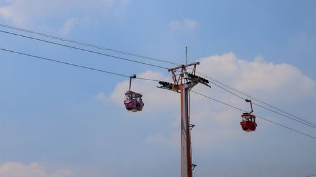 Kereta gantung, salah satu wahana favorit pengunjung TMII. (Suara.com/Dinda Rachmawati)