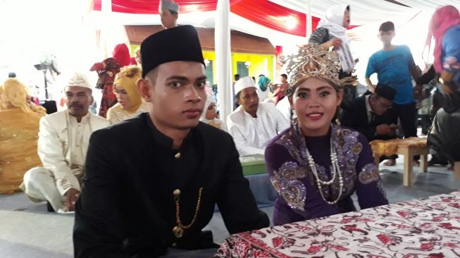 Pasangan Ismail dan Tera Andira di pernikahan massal malam Tahun Baru. [Suara.com/Dwi Bowo Rahardjo]