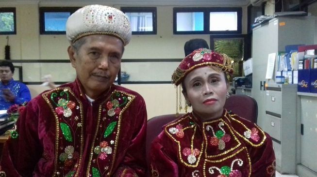 Cerita Pasangan Nikah Massal di Malam Pergantian Tahun