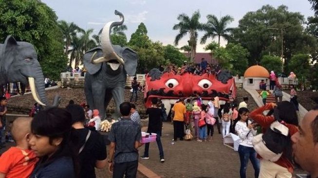 Perayaan malam Tahun Baru di TMII. [Suara.com/Dinda Rachmawati]