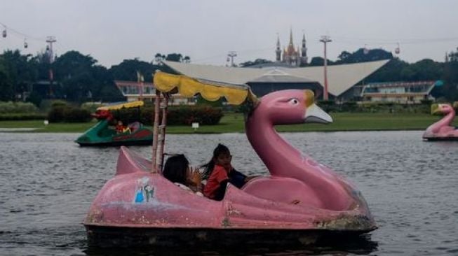 Wahana Angsa dan Sepeda Air di TMII. (Shutterstock)