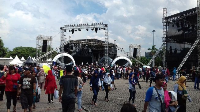 Jelang Malam Pergantian Tahun, Monas Dipadati Pengunjung