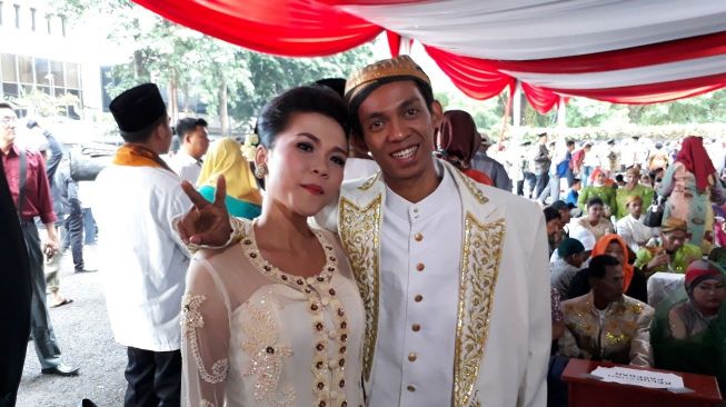 Pasangan Piter dan Talia di pernikahan massal malam Tahun Baru. [Suara.com/Dwi Bowo Rahardjo]