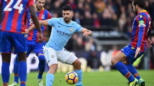 Pemain Man City Sergio Aguero dikawal tiga pemain Crystal Palace [AFP]