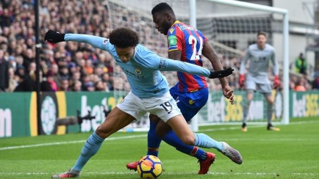 Pemain Manchester City Kelechi Iheanacho berjuang mempertahankan bola dari pemain Crystal Palace [AFP]