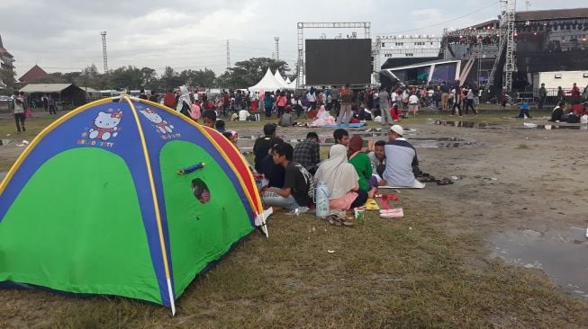 Antusiasme warga menyambut malam pergantian tahun di Ancol. [Suara.com/Risna Halidi]