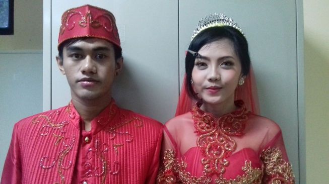 Pasangan nikah massal Pemprov DKI Jakarta, Minggu (31/12/2017). [Suara.com/Dian Rosmala]