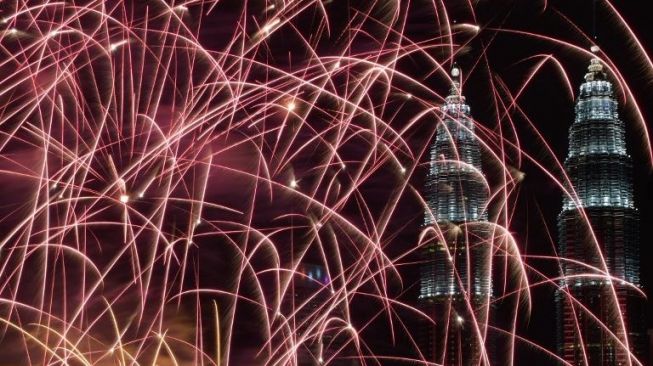 Semarak perayaan tahun baru di sekitar menara kembar Petronas, Malaysia [AFP]