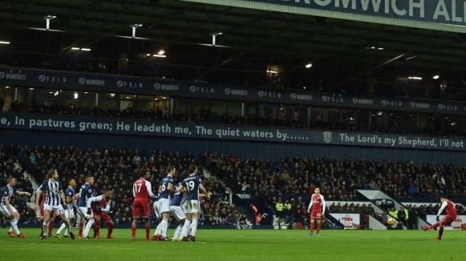 Pemain Arsenal Alexis Sanchez (kanan) melepaskan tendangan bebas ke gawang West Brom [AFP]