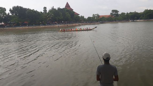 Nikmatnya memancing di Setu Babakan. [Suara.com/Risna Halisdi]