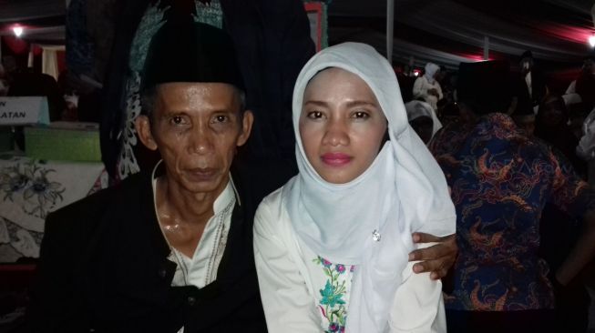 Didi-Syaidatul, Pasangan Unik di Acara Nikah Massal Tahun Baru