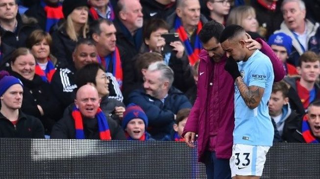 Pemain City Gabriel Jesus berjalan keluar arena pertandingan setelah mengalami cedera [AFP]