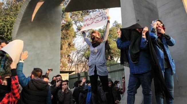 Mahasiswa dan warga miskin Iran menggelar demonstrasi di Teheran, Sabtu (30/12/2017). [AFP]