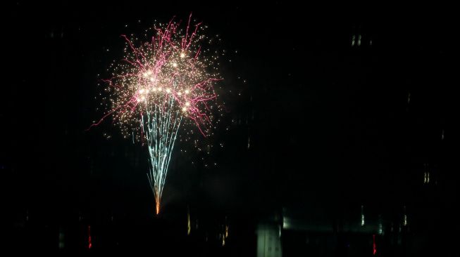 Kembang api menghiasi kemeriahan malam pergantian tahun baru 2018 di Moumen Nasional (Monas), Jakarta, Senin (1/1/2018) [Suara.com/Oke Atmaja]
