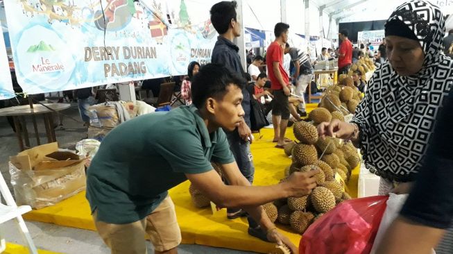 Penjual durian di ajang Big Bang Jakarta 2017. [Suara.com/Risna Halidi]