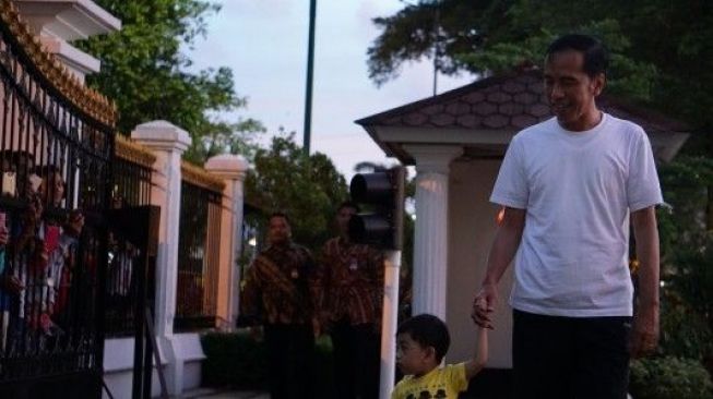 Kelucuan Jokowi dan Sang Cucu saat Main di Halaman Istana Jogja