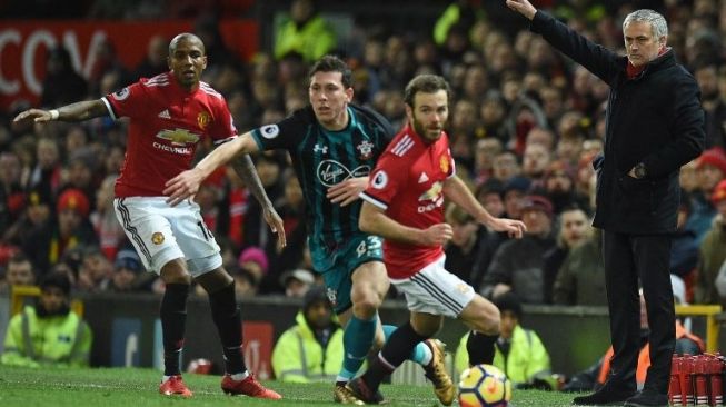 Pemain MU Juan Mata melewati pemain Southampton [AFP]