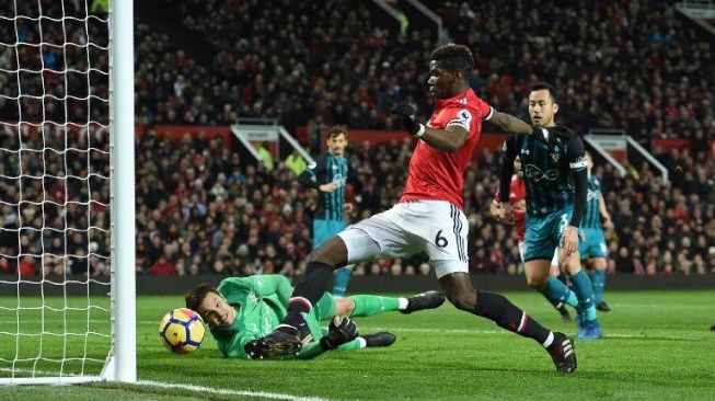 Pemain MU Paul Pogba mencoba menjebol gawang Southampton [AFP]