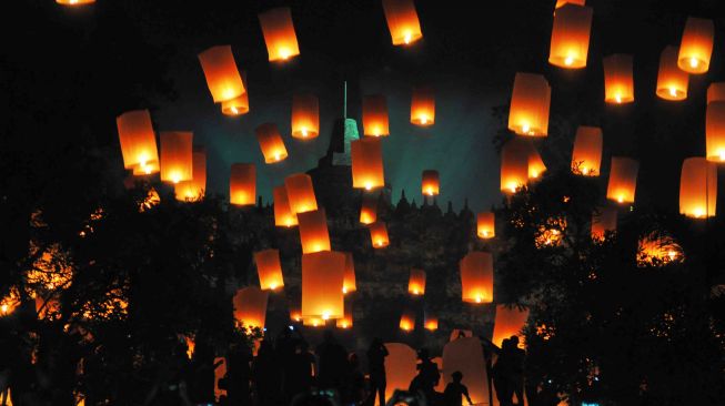 Sejumlah warga melepaskan lampion ke langit saat acara Borobudur Nite 2017 di taman Aksobya kawasan Taman Wisata Candi (TWC) Borobudur, Magelang, Jateng, Senin (1/1). 