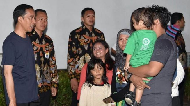Pakai Kaus, Jokowi Ajak Warga Yogyakarta Makan Malam Bareng