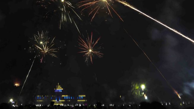 Suasana malam tahun baru di Lapangan Gasibu, Bandung, Jawa Barat, Minggu (1/1). 