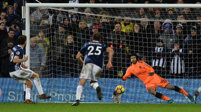 Pemain West Brom Jay Rodriguez (kiri) menjebol gawang Arsenal yang dikawal Petr Cech lewat titik penalti [AFP]