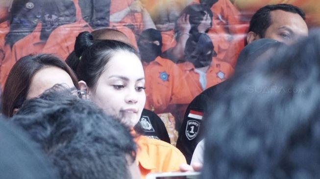 Jennifer Dunn saat dirilis di Polda Metro Jaya terkait kasus narkoba. [suara.com/Wahyu Tri Laksono]   