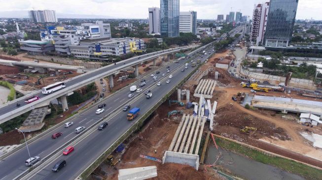 Kendaraan melintas di samping beton girder jalan layang tol Antasari-Depok yang roboh di Jalan Antasari, Jakarta, Selasa (2/1). 