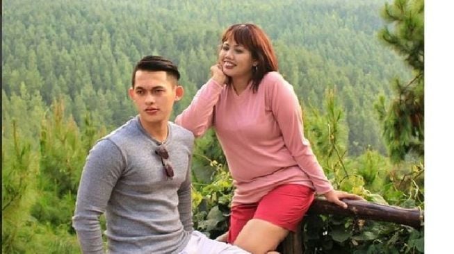 Elly Sugigi belakangan terlihat dekat dengan laki-laki muda bernama Irfan. (Instagram)