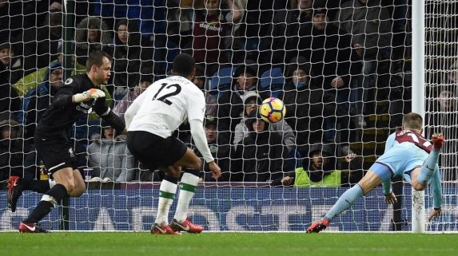 Pemain Burnley Johann Berg Gudmundsson mencetak gol balasan ke gawang Liverpool [AFP]