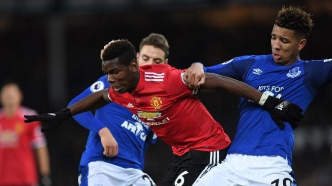 Dua pemain Everton mencoba menghentikan laju gelandang MU Paul Pogba [AFP]