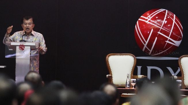 Wakil Presiden Jusuf Kalla membuka perdagangan saham 2018 di BEI, Jakarta, Selasa (2/1). 