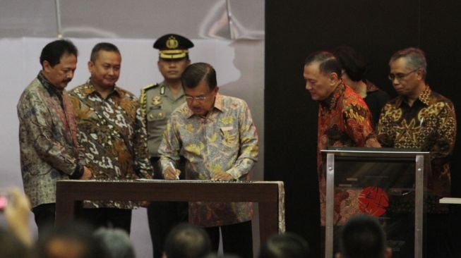 Wakil Presiden Jusuf Kalla didampingi Menko Perekonomian Darmin Nasution, Menkeu Sri Mulyani, Ketua Dewan Komisioner Otoritas Jasa Keuangan Wimboh Santoso, Gubernur Bank Indonesia Agus Martowardojo, Dirut Bursa Efek Indonesia Tito Sulistio, Kepala Eksekutif Pengawas Pasar Modal OJK Hoesen membuka perdagangan saham 2018 di BEI, Jakarta, Selasa (2/1). 