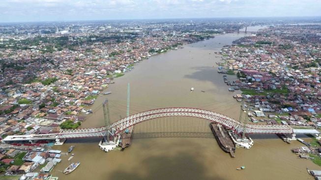 Pembangunan Jembatan Musi VI Palembang, Sumatera Selatan, Senin (2/1). 