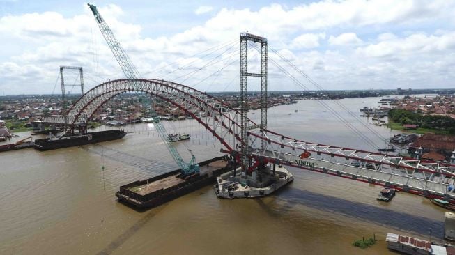 Pembangunan Jembatan Musi VI Palembang, Sumatera Selatan, Senin (2/1). 