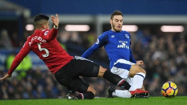 Bek MU Marcos Rojo mematahkan serangan yang dibangun Everton [AFP]