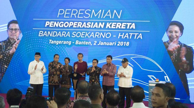 Presiden Joko Widodo bersama Menteri PUPR Basuki Hadimuljono, Menko Polhukam Wiranto, Ketua Umum PKB Muhaimin Iskandar, Menteri BUMN Rini Soemarno, Menteri Perhubungan Budi Karya, dan Gubernur Banten Wahidin Halim bersama-sama meresmikan pengoperasian kereta bandara di Stasiun Bandara Soekarno-Hatta, Tangerang, Banten (2/1).