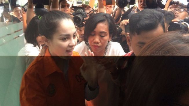 Jennifer Dunn saat dirilis di Polda Metro Jaya terkait kasus narkoba. [suara.com/Wahyu Tri Laksono]   