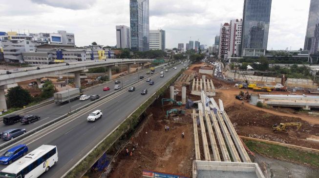 Kendaraan melintas di samping beton girder jalan layang tol Antasari-Depok yang roboh di Jalan Antasari, Jakarta, Selasa (2/1). 