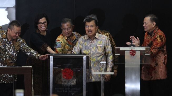 Wakil Presiden Jusuf Kalla didampingi Menko Perekonomian Darmin Nasution, Menkeu Sri Mulyani, Ketua Dewan Komisioner Otoritas Jasa Keuangan Wimboh Santoso, Gubernur Bank Indonesia Agus Martowardojo, Dirut Bursa Efek Indonesia Tito Sulistio, Kepala Eksekutif Pengawas Pasar Modal OJK Hoesen membuka perdagangan saham 2018 di BEI, Jakarta, Selasa (2/1). 