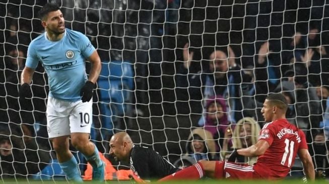 Pemain Man City Sergio Aguero menjebol gawang Watford dalam laga yang berlangsung di Etihad Stadium [AFP]