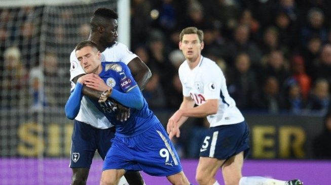 Pemain Leicester Jamie Vardy mendapat pengawalan super ketat dari pemain Spurs [AFP]