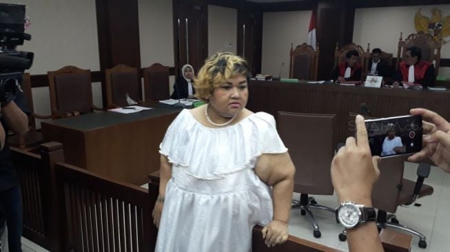 Artis Pretty Asmara usai sidang di PN Jakarta Pusat. [suara.com/Ismail]