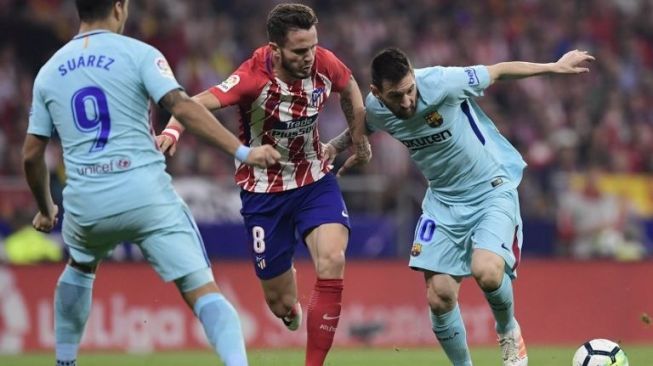 Saul Niguez mencoba melewati dua pemain Barcelona Lionel Messi dan Luis Suarez [AFP]