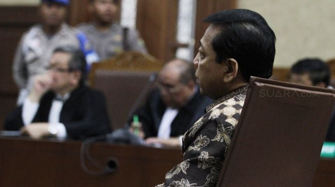 Terdakwa Setya Novanto saat menjalani sidang putusan sela di Pengadilan Tipikor, Jakarta, Kamis (4/1/2018), di mana Majelis Hakim menolak eksepsinya. [Suara.com/Oke Atmaja]