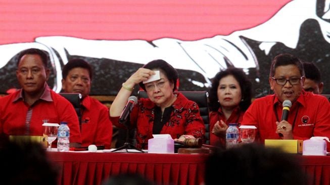 Ketua Umum PDI Perjuangan Megawati Soekarnoputri bersama sejumlah pengurus saat pengumuman rekomendasi bakal cagub dan cawagub Provinsi Sumatera Utara, Papua, Nusa Tenggara Barat, Maluku Utara dan Lampung di Kantor DPP PDIP, Jalan Diponegoro, Jakarta, Kamis (4/1/2018). [Suara.com/Oke Atmaja]