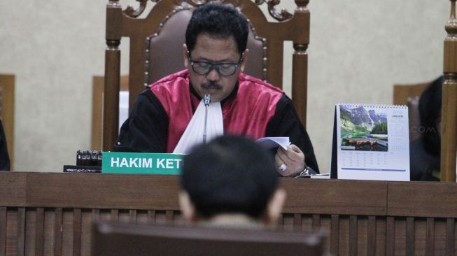 Terdakwa Setya Novanto di hadapan Majelis Hakim yang menolak eksepsinya dalam sidang putusan sela di Pengadilan Tipikor, Jakarta, Kamis (4/1/2018). [Suara.com/Oke Atmaja]